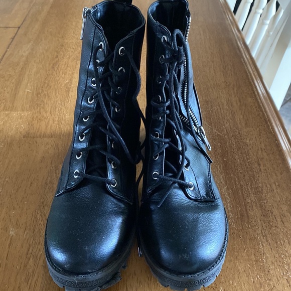 Woman’s size 6 Black boot - Picture 2 of 5